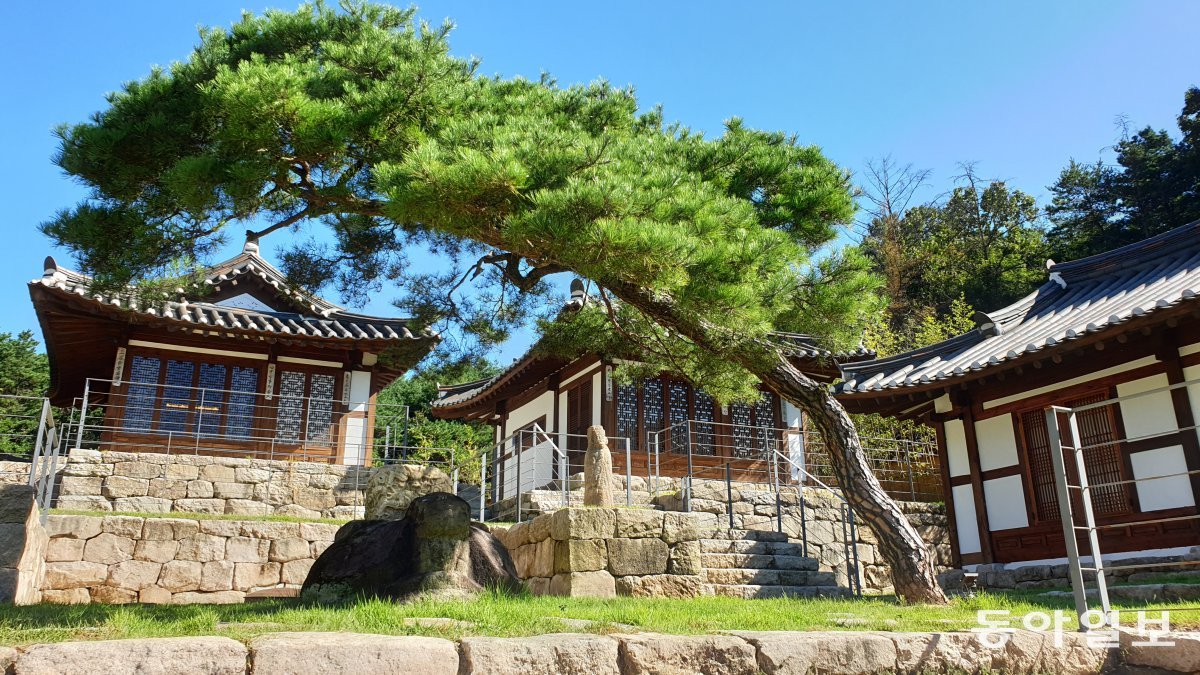 완벽한 한옥의 멋을 구현하기 위해 락고재 하회 한옥 호텔  기와 본관은 짓는 데만 무려 15년이 걸렸다. 설계 변경만 100차례 이상 진행됐다.