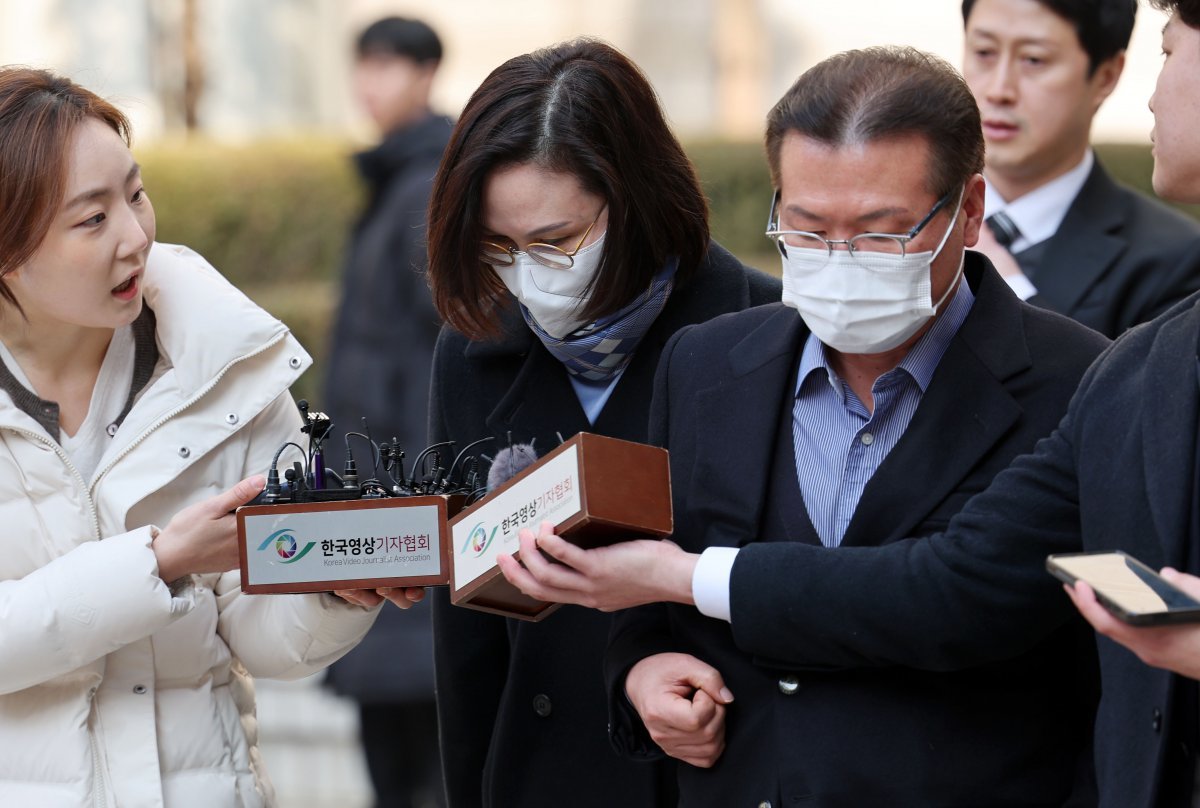 ‘자녀 입시 비리’ 등 혐의로 집행유예를 선고 받은 정경심 전 동양대 교수가 8일 오후 서울 서초구 서울고등법원에서 열린 항소심 선고 공판을 마친 뒤 취재진 질문을 들으며 차량으로 향하고 있다. 2024.02.08. 서울=뉴시스