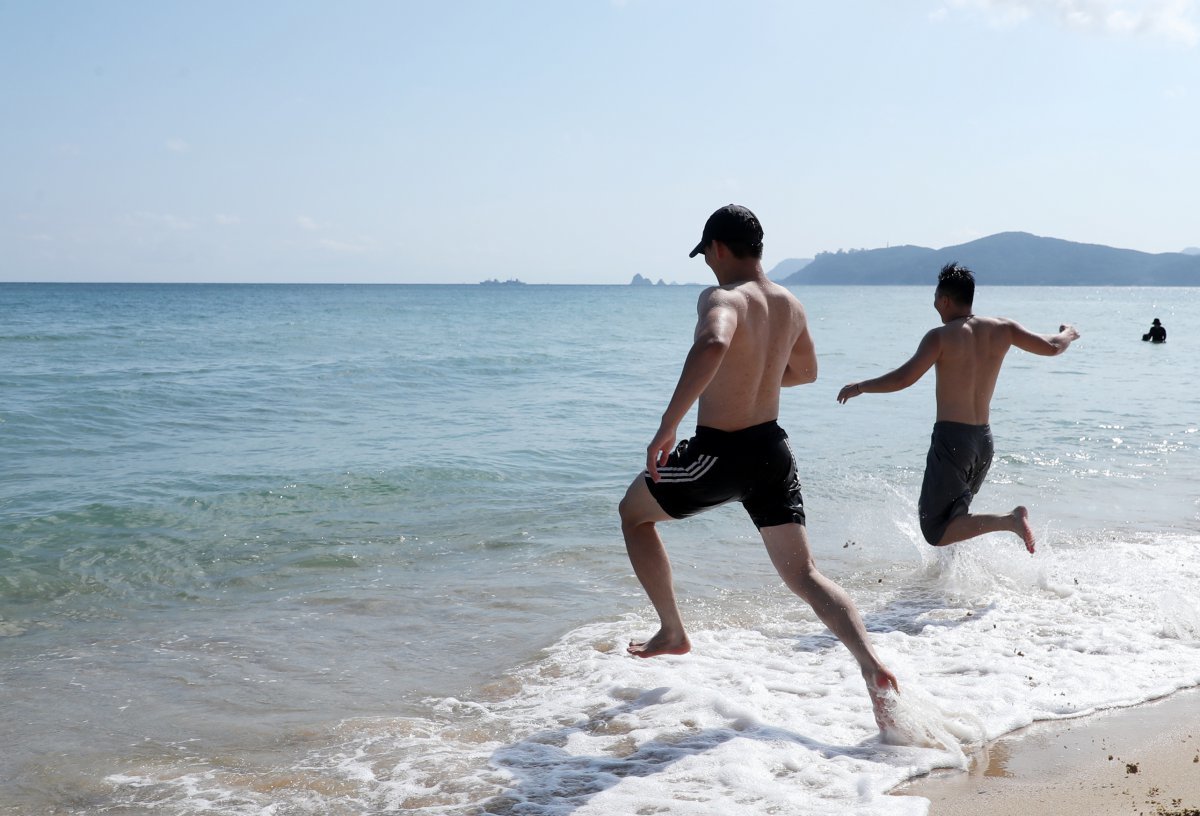 가을 늦더위가 기승을 부린 9일 오후 부산 해운대해수욕장을 찾은 관광객들이 바다로 뛰어들고 있다. 2024.9.9/뉴스1