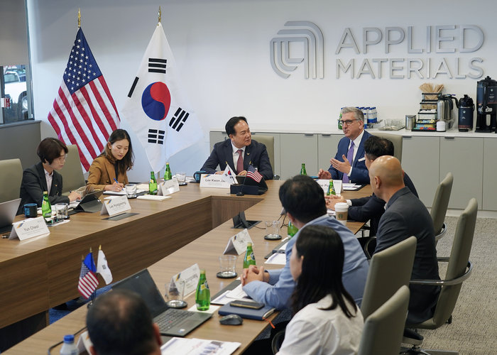 이권재 경기 오산시장이 미국 어플라이드 머티어리얼즈 본사에서 개최한 투자설명회에서 직접 프리젠테이션을 하고 있다. 오산시 제공