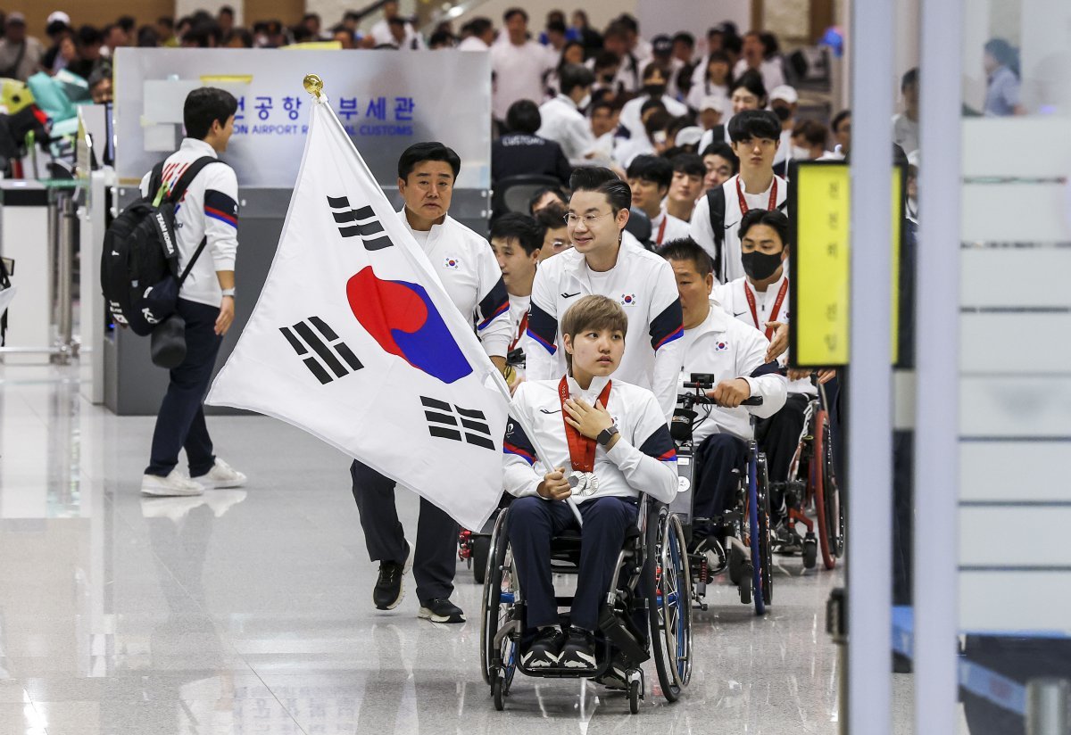 2024 파리패럴림픽 대한민국 선수단이 10일 인천국제공항 제2여객터미널을 통해 귀국하고 있다. 한국은 이번 패럴림픽 17개 종목에 선수 83명(남자 46명, 여자 37명)을 포함한 177명의 선수단을 파견했다. 우리나라는 금메달 6개, 은메달 10개, 동메달 14개, 종합 순위 22위로 대회를 마쳤다. 2024.09.10. 뉴시스