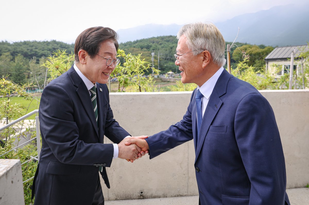 이재명 더불어민주당 대표가 8일 오후 경남 양산시 하북면 평산마을에서 문재인 전 대통령을 예방, 악수하고 있다. 2024.9.8. 더불어민주당 제공