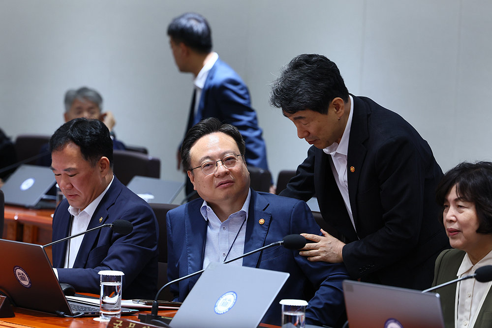 이주호 사회부총리 겸 교육부 장관과 조규홍 보건복지부 장관이 10일 서울 용산 대통령실 청사에서 열린 국무회의에 앞서 대화하고 있다. 대통령실사진기자단