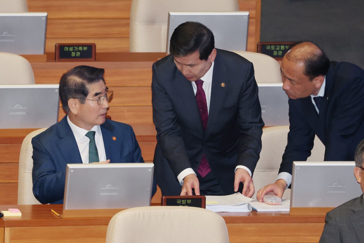 뒤늦게 대정부질문 참석한 국방장관 김용현 국방부 장관(왼쪽)이 10일 밤 열린 외교·통일·안보 분야 국회 대정부질문에 참석해 관계자와 대화하고 있다. 김 장관은 대정부질문에 불참하려다가 논란이 일자 오후 9시 40분경 참석했다. 대정부질문은 예정 시간인 오후 2시보다 5시간 늦은 오후 7시경 시작됐다. 뉴시스