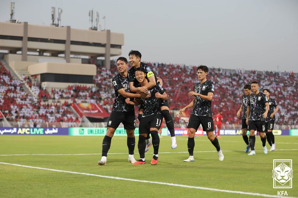 10일 (한국시간) 오만 무스카트의 술탄카부스 경기장에서 열린 오만과의 2026 국제축구연맹(FIFA) 북중미 월드컵 아시아지역 3차 예선 B조 조별리그 2차전 대한민국과 오만의 경기에서 대한민국 황희찬이 선취골을 넣은 후 손흥민과 기뻐하고 있다. (대한축구협회 제공) 2024.9.10