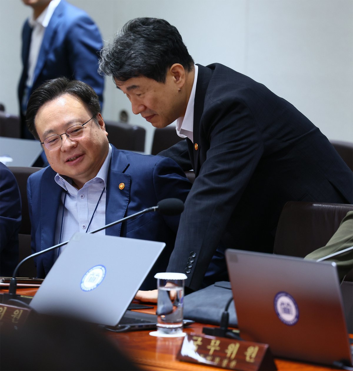 이주호 부총리 겸 교육부 장관(오른쪽)과 조규홍 보건복지부 장관이 10일 서울 용산 대통령실에서 국무회의 시작에 앞서 대화를 나누고 있다. 이날 교육부는 복지부와 함께 2030년까지 의대 시설 및 기자재 확충 등에 총 5조 원을 투입한다고 발표했다. 대통령실사진기자단