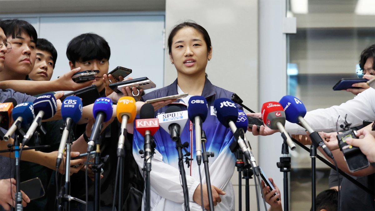 파리 올림픽 배드민턴 여자 단식에서 금메달을 딴 뒤 대한배드민턴협회와 대표팀에 불만을 드러냈던 안세영이 지난달 7일 귀국해 취재진 앞에 선 모습. 인천=뉴시스