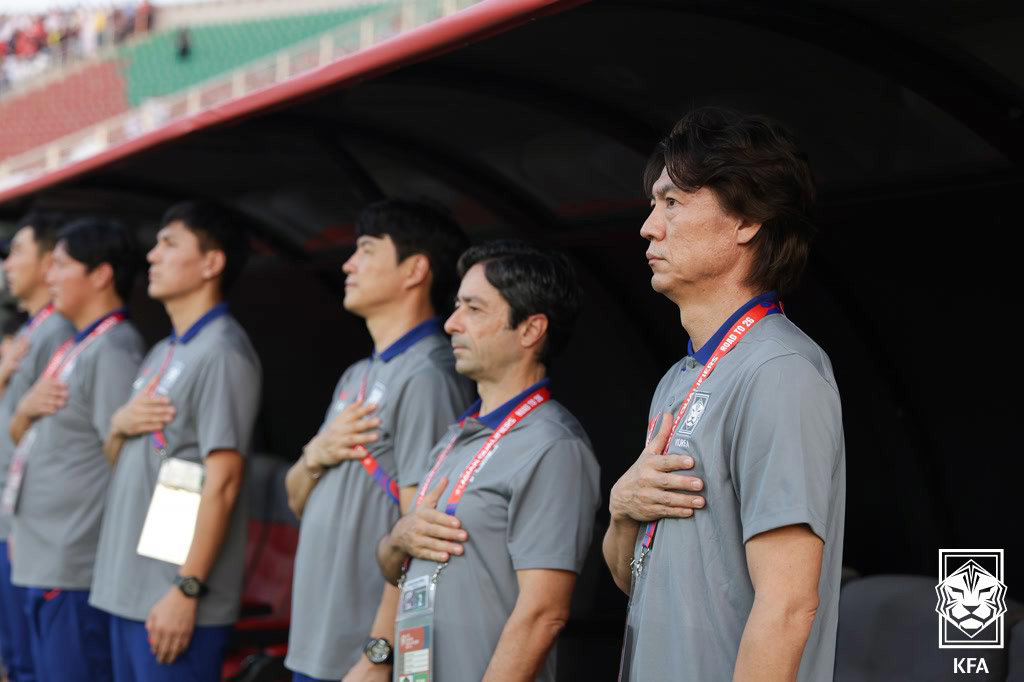 10일 오만 무스카트의 술탄 카부스 종합운동장에서 열린 ‘2026 국제축구연맹(FIFA) 북중미 월드컵 아시아 지역 3차 예선 B조 2차전’ 대한민국과 오만의 경기, 홍명보 감독이 국기에 대한 경례를 하고 있다. 대한축구협회 제공 2024.09.10 [서울=뉴시스]