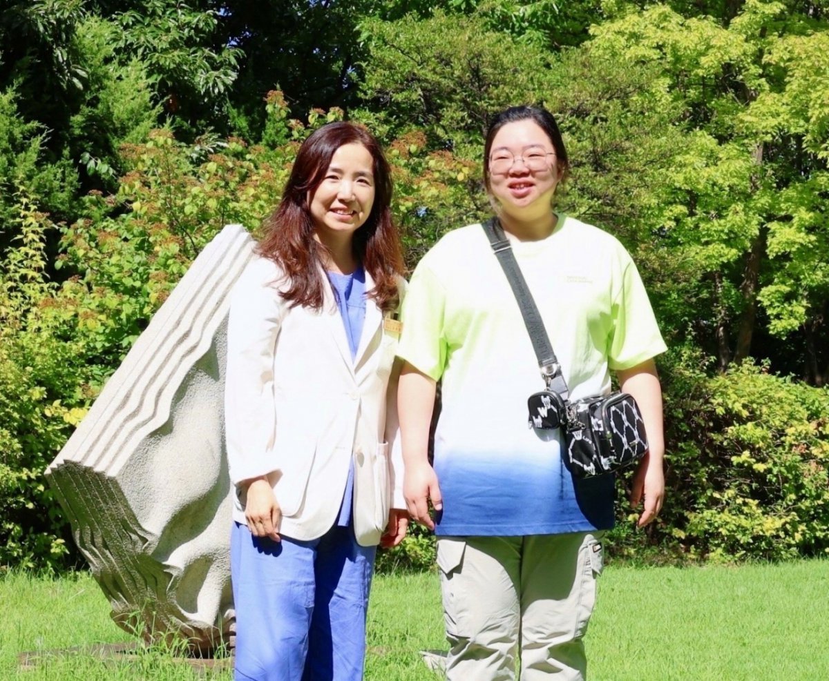 고위험 산모 서승현 씨(오른쪽)는 암, 고혈압, 당뇨병, 자궁경관무력증 등 여러 질병과 싸우며 임신 27주째에 딸을 낳았다.  서 씨의 진료를 맡은 오수영 삼성서울병원 산부인과 교수는 “서 씨의 밝은 성격이 좋은 결과로 이어진 것 같다”고 말했다. 삼성서울병원 제공