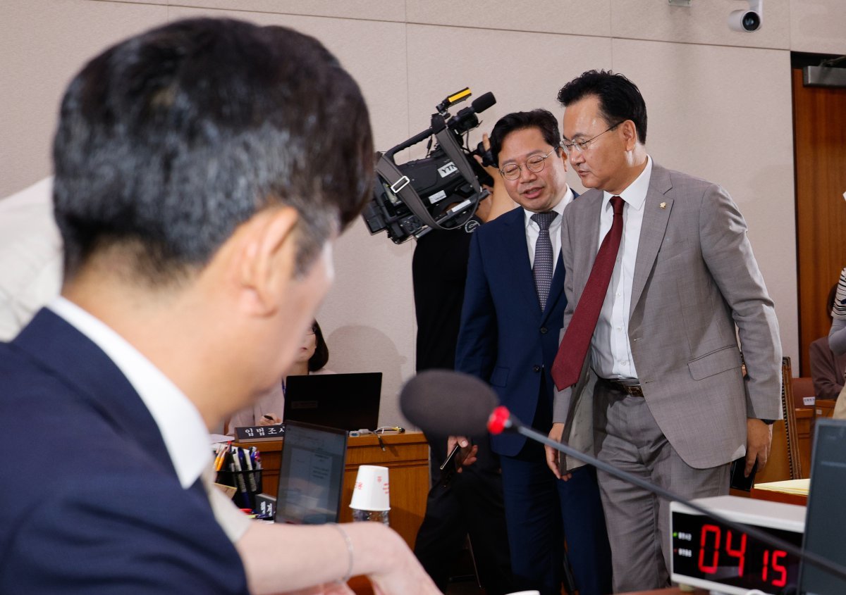 국회 법제사법위원회 유상범 국민의힘, 김승원 더불어민주당 간사가 11일 오전 서울 여의도 국회에서 열린 법사위 제418회국회(정기회) 제5차 전체회의에서 대화하고 있다. 왼쪽은 정청래 위원장. 2024.9.11/뉴스1