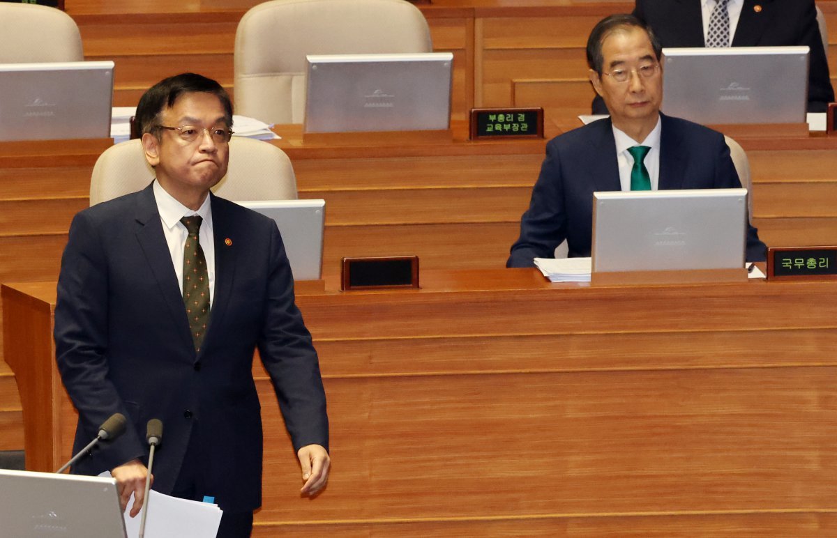 최상목(왼쪽) 경제부총리 겸 기획재정부 장관이 11일 오후 서울 여의도 국회에서 열린 제418회국회(정기회) 제6차 본회의 대정부질문(경제)에서 이언주 더불어민주당 의원 질의에 답변하기 위해 발언대로 향하고 있다. 오른쪽은 한덕수 국무총리. 2024.09.11.[서울=뉴시스]