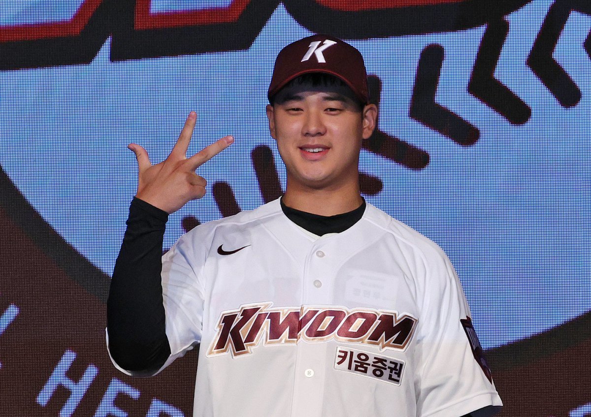 11일 오후 서울 송파구 롯데호텔 월드에서 열린 ‘2025 KBO 신인 드래프트’에서 키움 1라운드 1순위로 지명된 정현우(덕수고)가 포즈를 취하고 있다. 2024.9.11/뉴스1 ⓒ News1