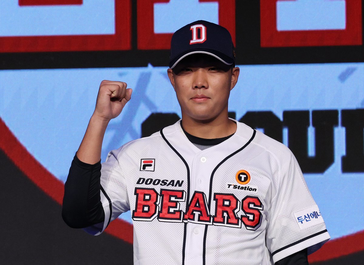 Park Jun-soon (Deoksu High School), who was selected as the 6th pick in the 1st round by Doosan at the '2025 KBO Rookie Draft' held at Lotte Hotel World in Songpa-gu, Seoul on the afternoon of the 11th, poses. 2024.9.11/News1 ⓒ News1