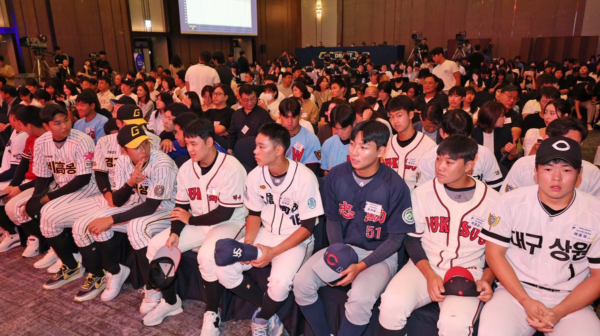 11일 오후 서울 송파구 롯데호텔 월드에서 열린 ‘2025 KBO 신인 드래프트’에 참가한 선수들이 자리에 앉아 있다. 2024.9.11/뉴스1 ⓒ News1