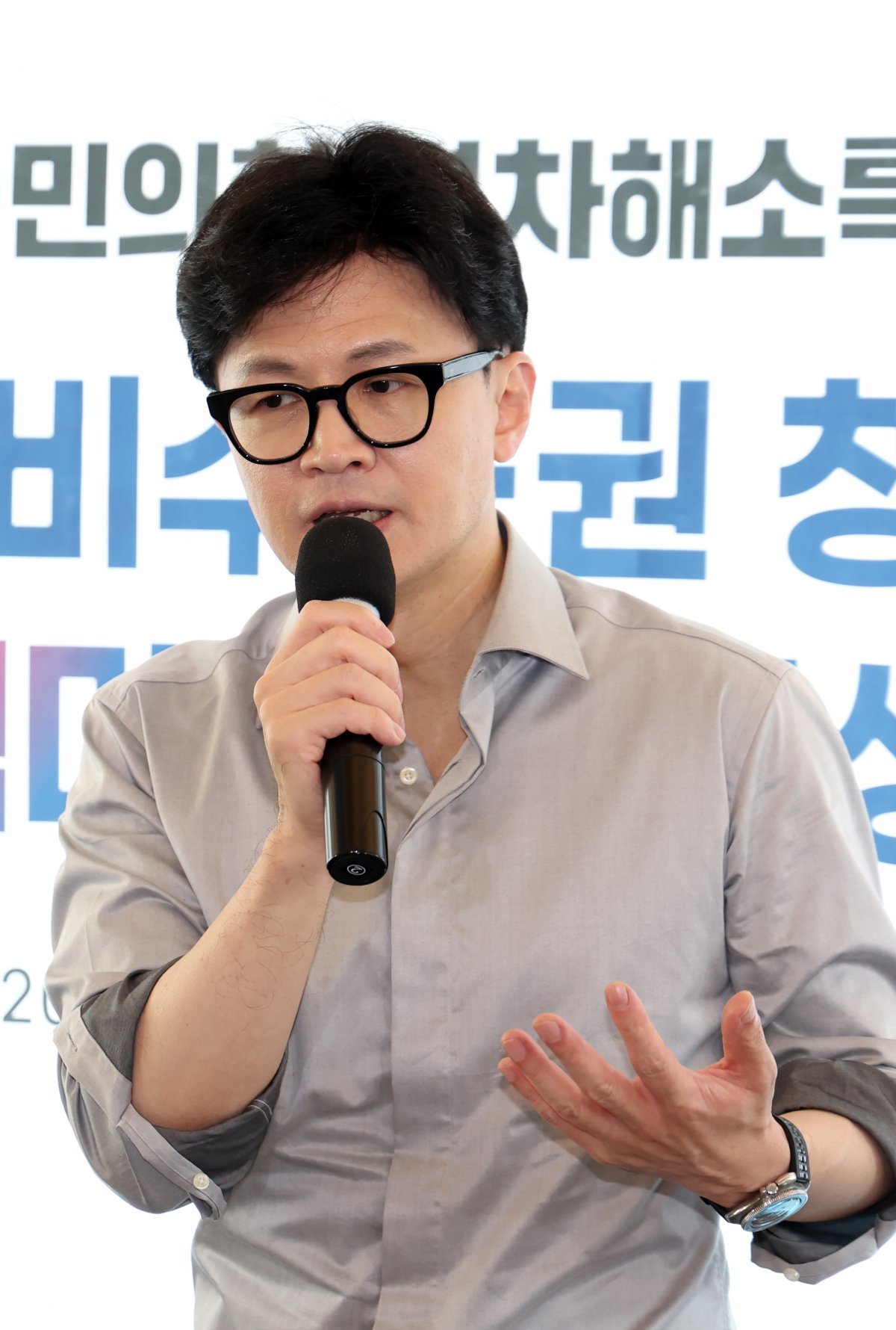 한동훈 국민의힘 대표가 11일 부산 금정구의 한 카페에서 열린 ‘수도권-비수도권 청년 취업격차 대책 마련 대학생 간담회’에 참석, 지역 대학생들과 대화하고 있다. 2024.09.11. 뉴시스