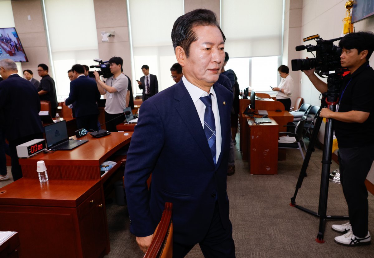 On the morning of the 11th, at the 5th plenary session of the 418th National Assembly (regular session) held at the National Assembly in Yeouido, Seoul, Rep. Yoo Sang-beom and other People Power Party members submitted a request to form an agenda coordination committee, stating that they could not agree to the Chae Hae-byung Special Prosecutor Act and the Kim Gun-hee Special Prosecutor Act, and then declared an adjournment and left the session. 2024.9.11/News 1