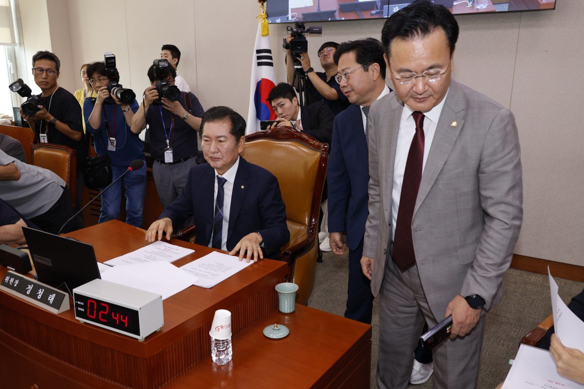 Kim Seung-won, floor leader of the National Assembly Legislation and Judiciary Committee of the Democratic Party of Korea, and Yoo Sang-beom, floor leader of the People Power Party, are heading to their seats after conveying the ruling and opposition parties' positions to Chairman Jeong Cheong-rae at the 5th plenary session of the 418th National Assembly (regular session) held at the National Assembly in Yeouido, Seoul on the morning of the 11th. 2024.9.11/News 1