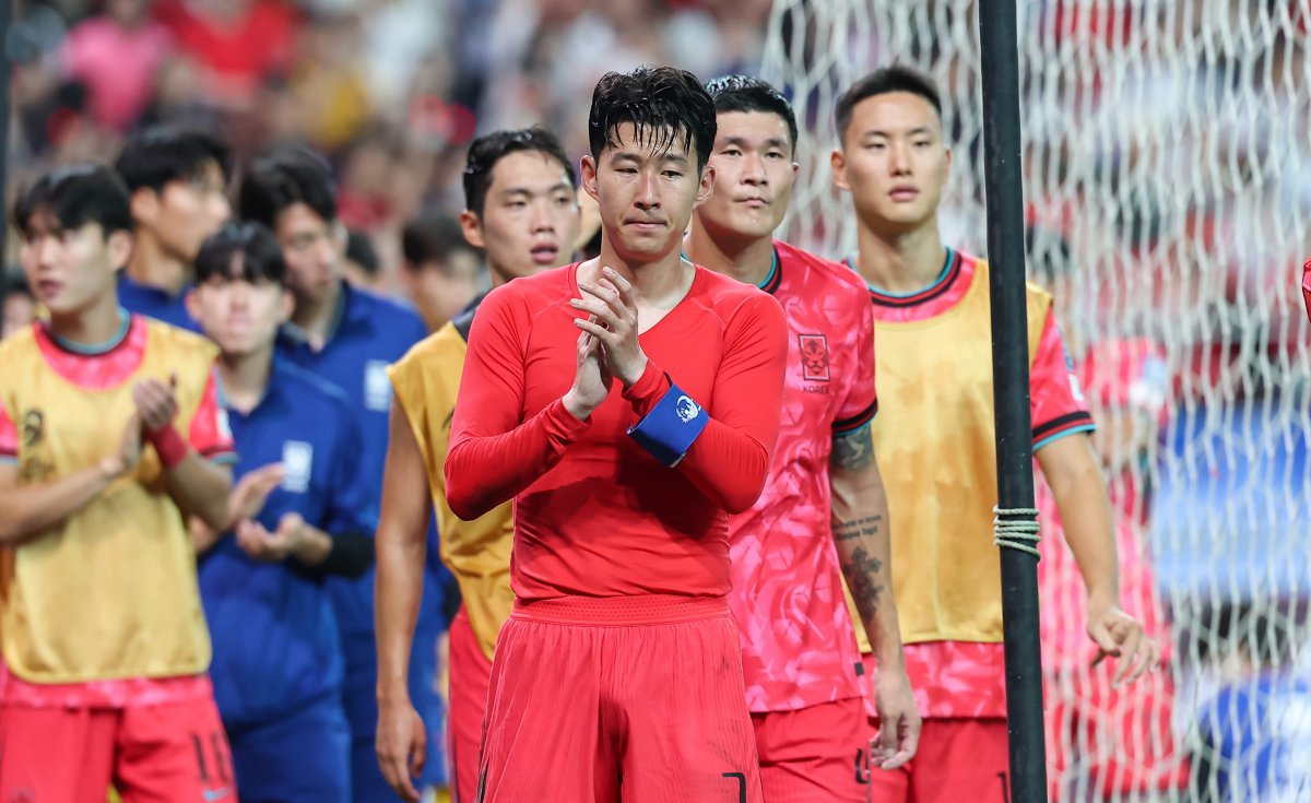 축구 팬들에게 인사하는 대표팀 선수들. 2024.9.5 뉴스1