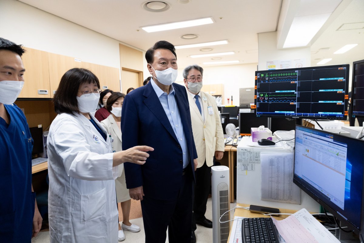 윤석열 대통령이 4일 경기 의정부 권역응급의료센터인 가톨릭대 의정부성모병원을 방문, 응급 의료 현장을 살펴보고 있다. (대통령실 제공) 2024.9.4