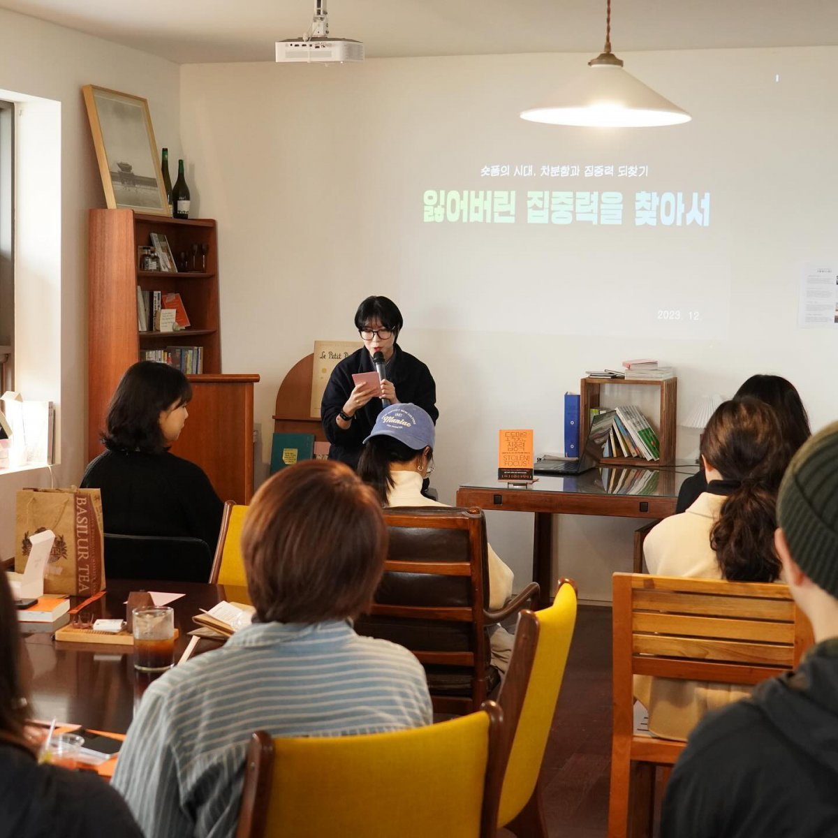 지난해 12월 서울 종로구의 서점 ‘북살롱 텍스트북’에서 열린 ‘집중력 도둑 잡는 날’ 행사에서 김겨울 작가가 ‘잃어버린 집중력을 찾아서’를 주제로 강연했다.  어크로스 제공