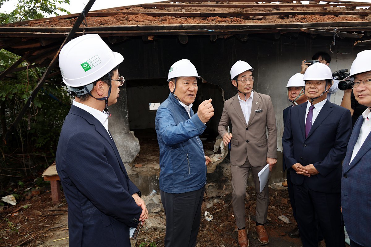 11일 경남 고성군 삼산면에서 이상민 행정안전부 장관(왼쪽에서 두 번째)이 빈집 철거 현장을 둘러보고 있다. 행안부는 지난달 국토교통부, 농림축산식품부, 해양수산부와 ‘빈집 정비 통합 지원 태스크포스(TF)’를 출범하고 3년간 총 250억 원을 투입해 전국의 빈집 정비에 적극 나서기로 했다. 행정안전부 제공