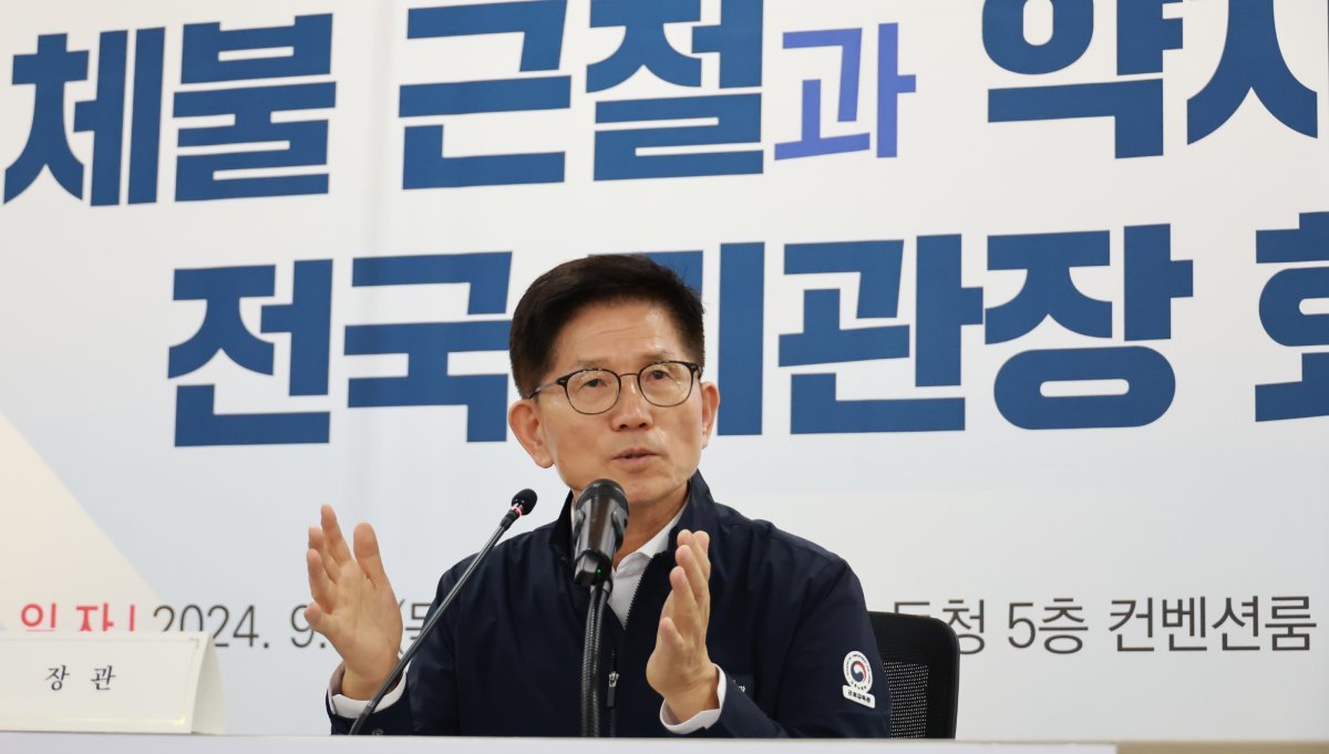 김문수 고용노동부 장관이 지난 5일 오전 서울고용노동청에서 열린 임금체불 근절과 노동약자 보호를 위한 전국 고용노동관서 기관장 회의에서 모두발언을 하고 있다. (고용노동부 제공) /뉴스1