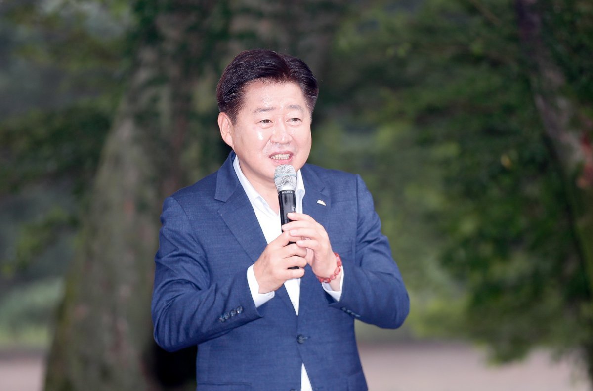 오영훈 제주지사가 23일 오후 제주 한라생태숲에서 열린 ‘제주도-기업참여 도시숲 조성 협력사업 협약식’에 참석해 인사말을 하고 있다.   이번 협약식은 도시 내 녹지공간을 늘리고 탄소흡수원 확충을 위한 것으로 아모레퍼시픽그룹 이니스프리 모음재단과 이지스자산운용㈜이 참여했다. 2024.08.23 [제주=뉴시스]