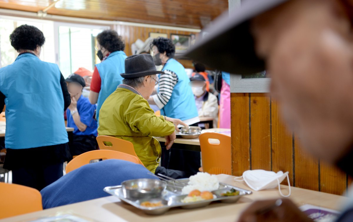 사회적 거리두기가 완화된 7일 오전 광주 남구 사동 분도와안나개미꽃동산 무료급식소가 2년 4개월 만에 열리고 있다. 2022.06.07. 광주=뉴시스