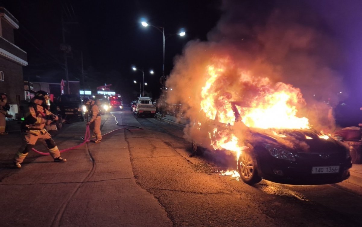 12일 오전 1시 28분께 보령 웅천읍 관당리 무창포항 인근 해안가에 주차된 차량에서 불이 나 소방대원들이 진화 작업을 하고 있다. (보령소방서 제공)