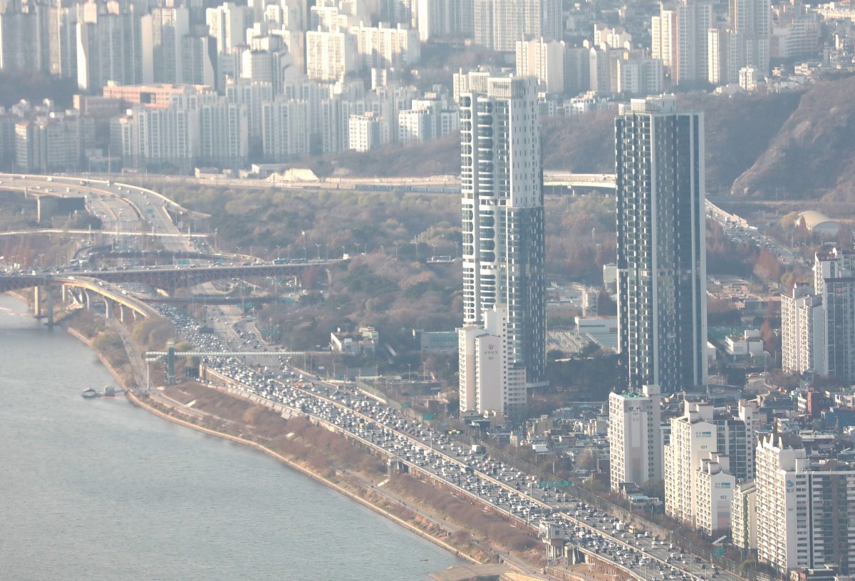 사진은 서울 송파구 롯데월드타워 서울스카이에서 바라본 ‘트리마제’ 2020.12.2/뉴스1