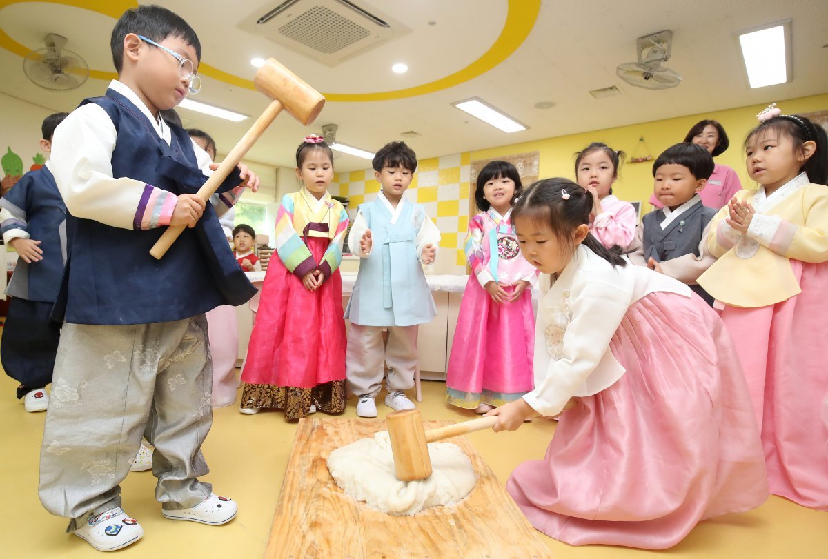 추석을 닷새 앞둔 12일 대구 수성구 황금유치원에서 인절미 만들기에 참여한 어린이들이 한복을 곱게 차려입고 떡메치기를 하고 있다. 2024.9.12/뉴스1