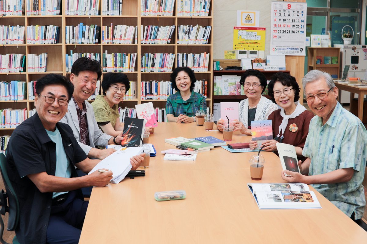 3일 충북 청주시 은세계작은도서관에서 ‘1인 1책 펴내기’ 수업 수강생들이 직접 쓴 자서전을 들고 웃고 있다. 왼쪽부터 시계방향으로 수강생 조정희, 김재범, 김선희 씨, 강사 임미옥 씨, 수강생 이명욱, 박영순, 이연희 씨. 작은도서관만드는사람들 제공