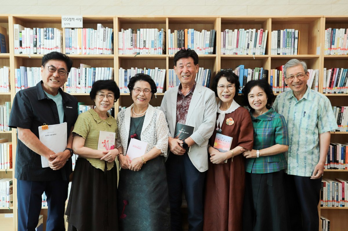 3일 충북 청주시 은세계작은도서관에서 ‘1인 1책 펴내기’ 수업 수강생들이 직접 쓴 자서전을 들고 있다. 왼쪽부터 수강생 조정희, 김선희, 이명욱, 김재범, 박영순 씨, 강사 임미옥 씨, 수강생 이연희 씨. 작은도서관만드는사람들 제공