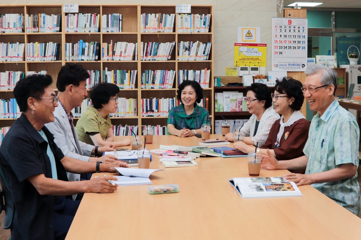 3일 충북 청주시 은세계작은도서관에서 ‘1인 1책 펴내기’ 수업이 한창이다. 왼쪽부터 시계방향으로 수강생 조정희, 김재범, 김선희 씨, 강사 임미옥 씨, 수강생 이명욱, 박영순, 이연희 씨. 작은도서관만드는사람들 제공