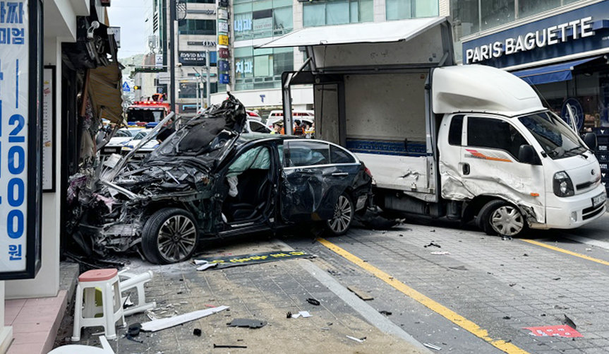 12일 오후 부산 해운대구 어귀삼거리에서 벤츠 차량이 인도로 돌진해 행인 2명이 숨지는 사고가 발생한 가운데 소방대원과 경찰이 현장을 수습하고 있다. (부산소방재난본부 제공) 2024.9.12