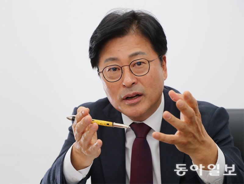 국민의힘 김종혁 최고위원이 10일 서울 여의도 국민의힘 당사에서 동아일보와 인터뷰하고 있다. 그는 “윤석열 대통령과 국민의힘 한동훈 대표가 더 자주 만나야 한다”며 “두 사람은 같은 배를 탔다. 싸우더라도 화가 난다고 배 밑바닥에 구멍을 뚫으면 둘 다 죽는다”고 말했다. 이훈구 기자 ufo@donga.com