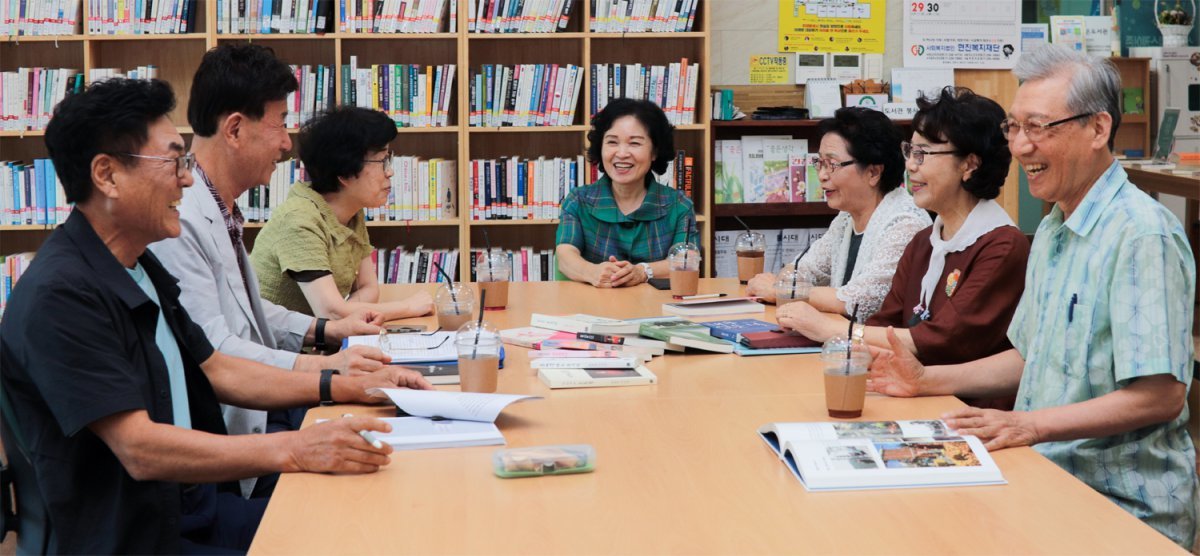 3일 충북 청주시 은세계작은도서관에서 ‘1인 1책 펴내기’ 수업이 한창이다. 왼쪽부터 시계 방향으로 수강생 조정희, 김재범, 김선희 씨, 강사 임미옥 씨, 수강생 이명욱, 박영순, 이연희 씨. 작은도서관만드는사람들 제공