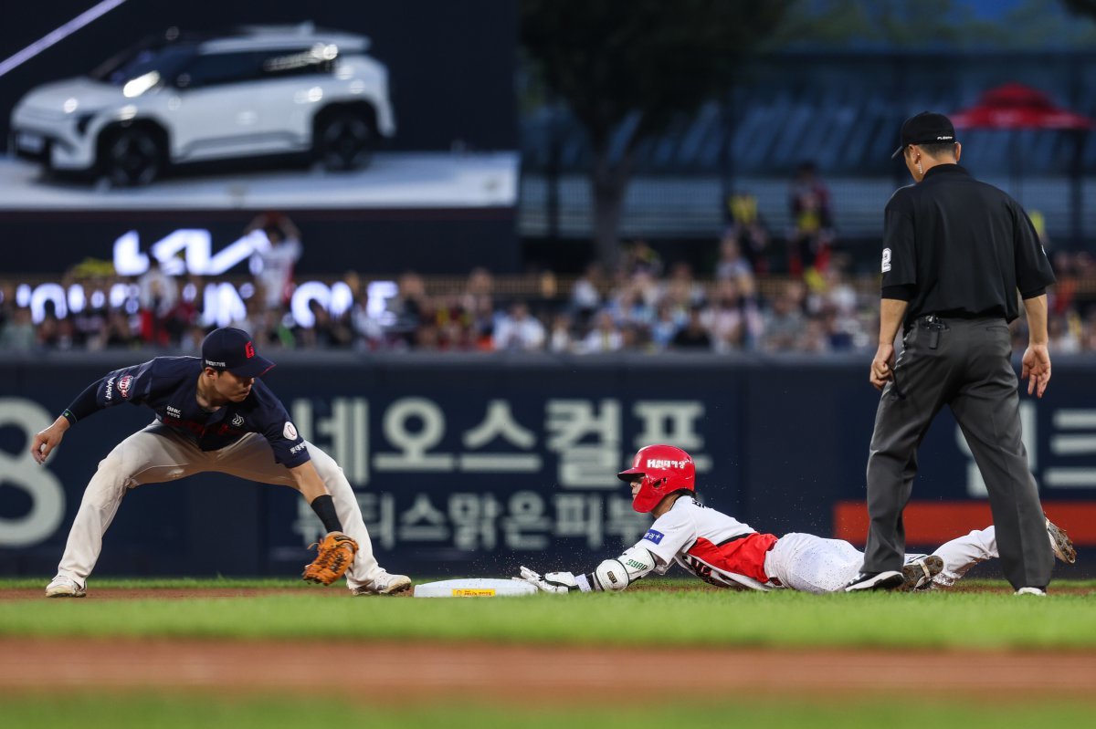 KIA 1번 타자 박찬호가 1회 좌중간 안타를 친 뒤 2루로 질주해 세이프되고 있다. 박찬호는 이날 4타수 4안타로 맹활약했다. KIA 제공