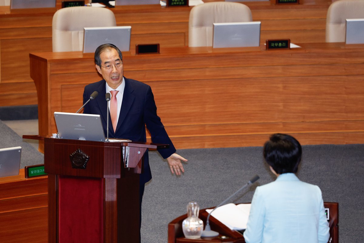 한덕수 국무총리가 12일 오후 서울 여의도 국회 본회의장에서 백혜련 더불어민주당 의원의 교육·사회·문화 분야 대정부질문에 답하고 있다. 2024.9.12/뉴스1