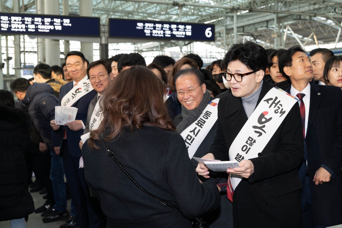 한동훈 국민의힘 비상대책위원장, 윤재옥 원내대표 등 의원들이 설 명절을 앞둔 8일 오전 서울역에서 귀성하는 시민들과 인사를 나누고 있다. (공동취재) 2024.2.8 뉴스1