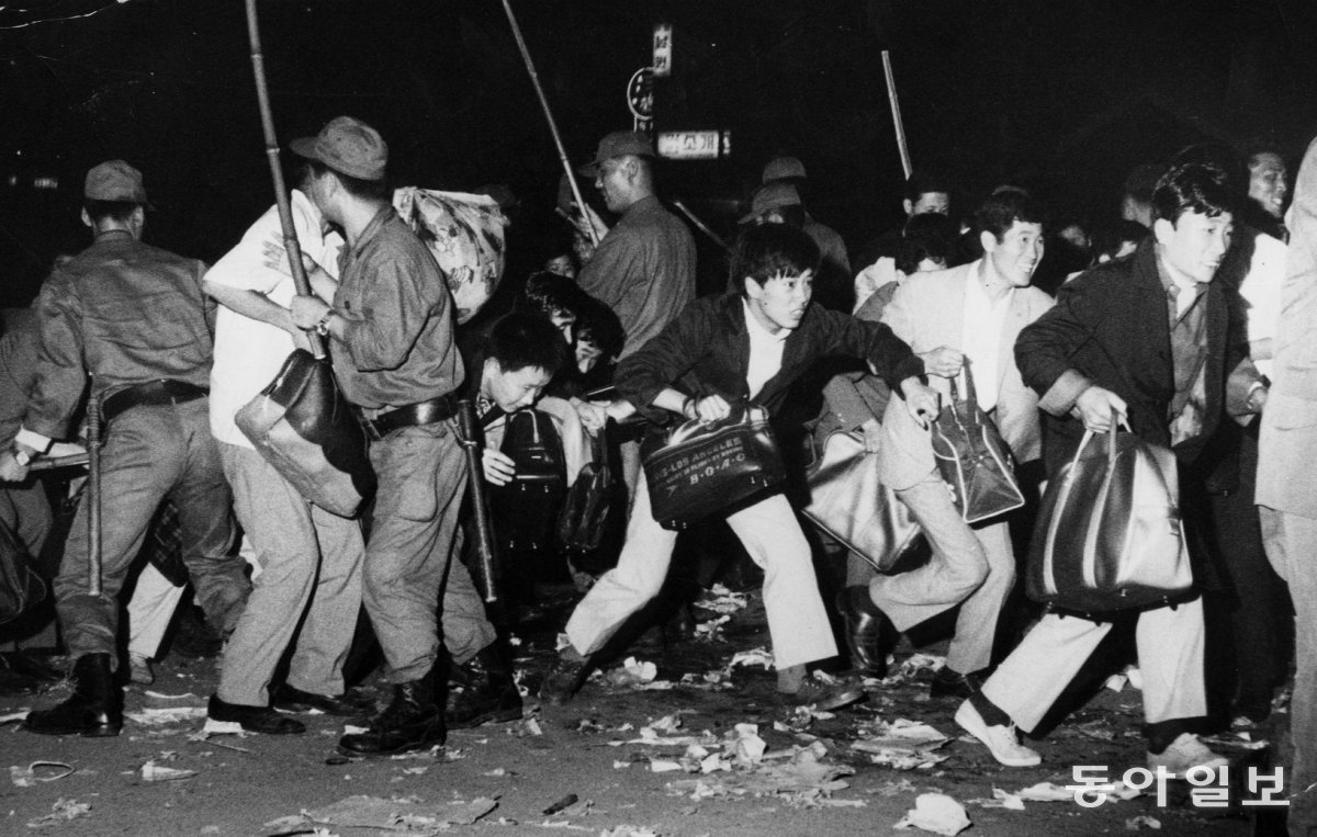 A large stick appears at Seoul Station. In addition to railroad workers, 480 riot police officers were mobilized to prevent accidents at Seoul Station, where 80,000 homecoming passengers gathered. The sight of people swinging sticks to organize the passengers was reminiscent of a demonstration suppression scene. September 24, 1969. Dong-A Ilbo DB