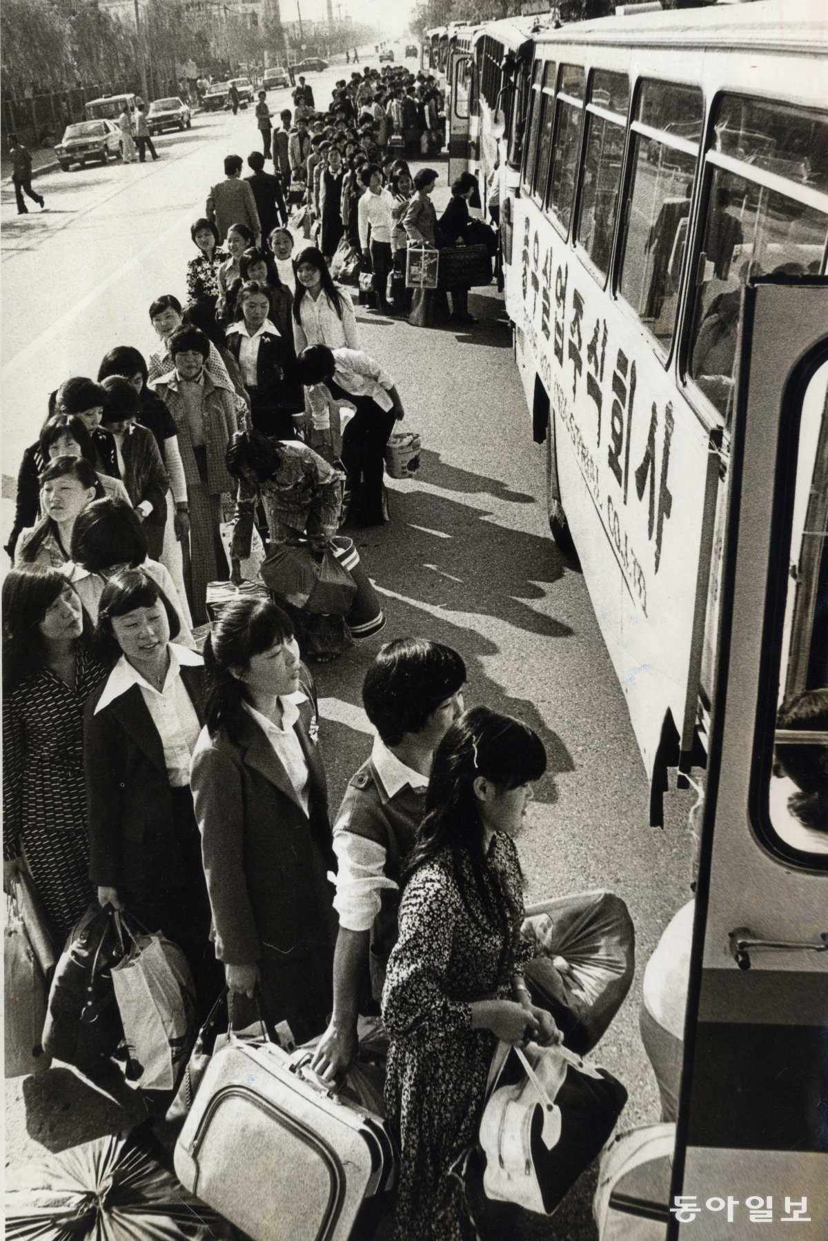 The operation to transport workers returning home in the fall. During Chuseok and the end of the year, people would make a fuss about grabbing cars for returning home, but 600 Tofu industrial workers returned to their beloved hometown on a charter bus provided by the company. 1978. 09.07. Dong-A Ilbo DB