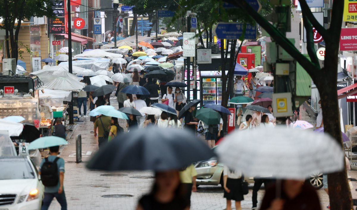 장맛비가 내린 16일 서울 명동거리에서 시민들이 우산을 쓰고 발걸음을 재촉하고 있다. 2024.07.16 [서울=뉴시스]