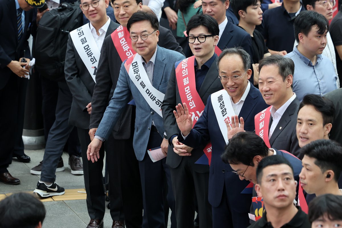 한동훈 국민의힘 대표를 비롯한 지도부가 13일 오전 서울 용산구 서울역KTX 플랫폼에서 귀성객들에게 인사를 하고 있다.(공동취재)2024.09.13 [서울=뉴시스]