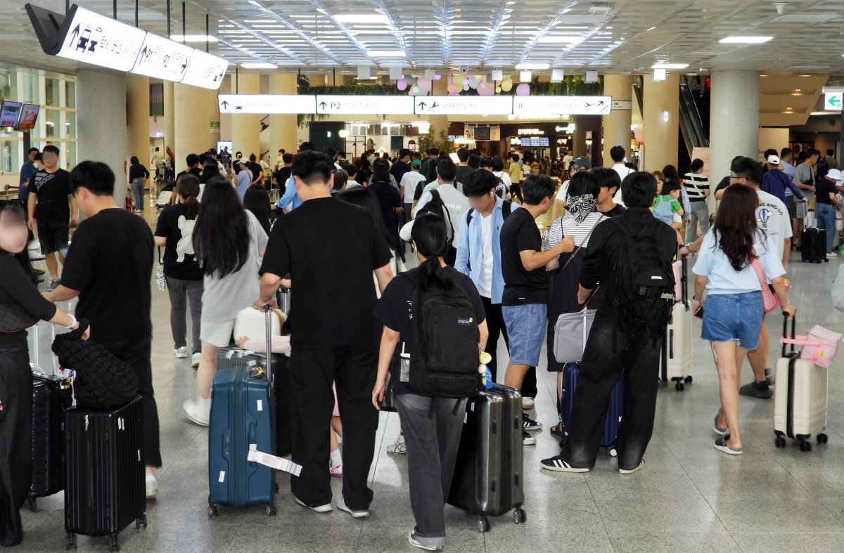 추석 연휴를 앞둔 13일 오전 제주국제공항 1층 도착장이 귀성·관광객들로 북적이고 있다.2024.9.13.뉴스1