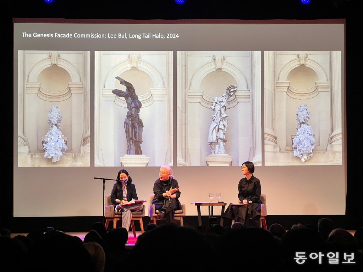 A conversation with the artist Lee Bul (center) held at the Metropolitan Museum of Art in New York, USA on the afternoon of the 12th (local time). New York = Correspondent Im Woo-sun imsun@donga.com