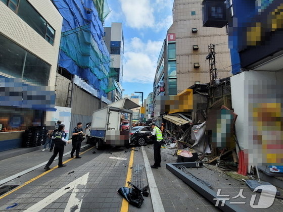 12일 오후 해운대구 어귀삼거리 사고 현장에서 경찰이 현장을 수습하고 있다.2024.9.12.(부산경찰청 제공)