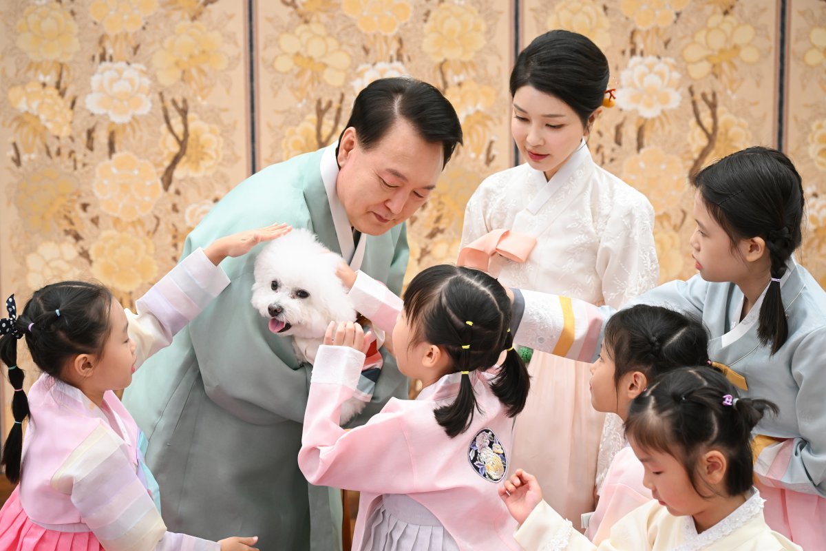 윤석열 대통령과 부인 김건희 여사가 추석을 앞두고 지난 8일 서울 용산 대통령실 청사에서 다문화가정 어린이들, 반려견 써니와 함께 한가위 명절 영상을 촬영하고 있다. 대통령실 제공