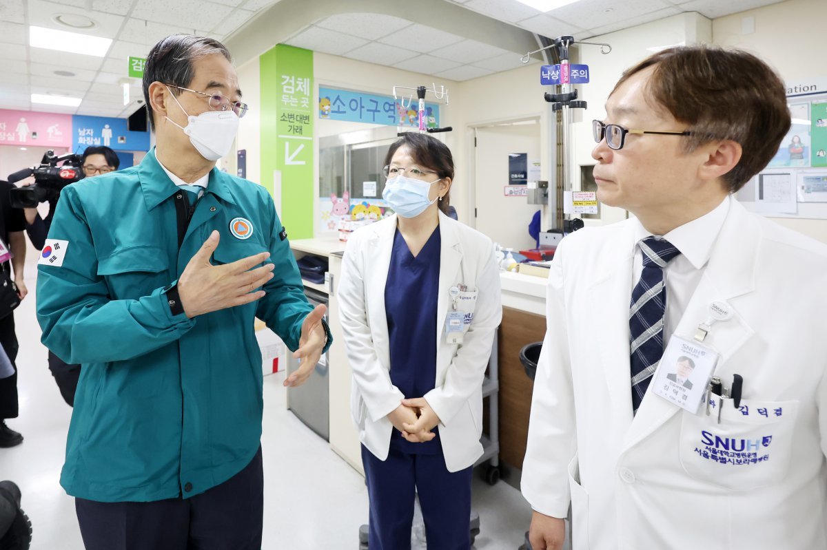 한덕수 국무총리가 14일 오전 서울 동작구 보라매병원을 방문해 김덕겸 보라매병원 진료부원장과 응급의료센터 내부를 둘러보고 있다. (공동취재) 2024.06.14.[서울=뉴시스]