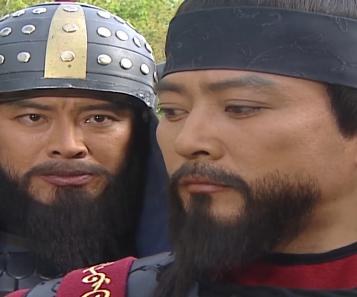 Neungsan (left, played by Kim Hyung-il) was given the name Shin Sung-gyeom by Wang Geon for his outstanding martial arts skills. Shin Sung-gyeom is the progenitor of the Pyeongsan Shin clan. It is said that Kim Hyung-il was also invited to the Pyeongsan Shin clan ancestral rites. Capture from KBS's 'Taejo Wang Geon' YouTube